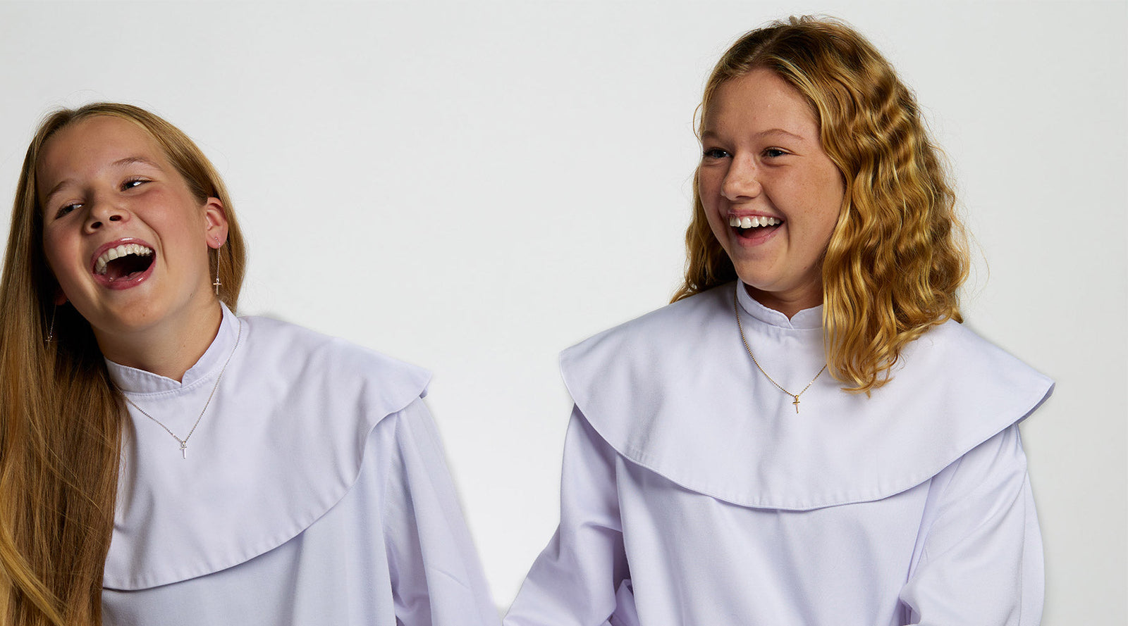 Christian jewelry - Två glada konfirmander i vita kläder och fina smycken