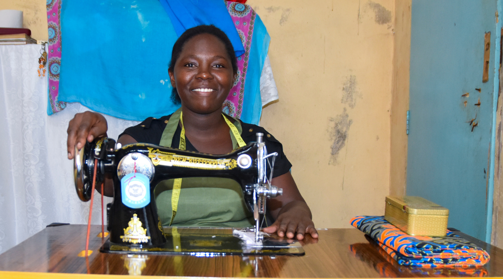 När drömmar får vingar – Zoe Hoop Jewelry levererar symaskiner till kvinnor i Kenya