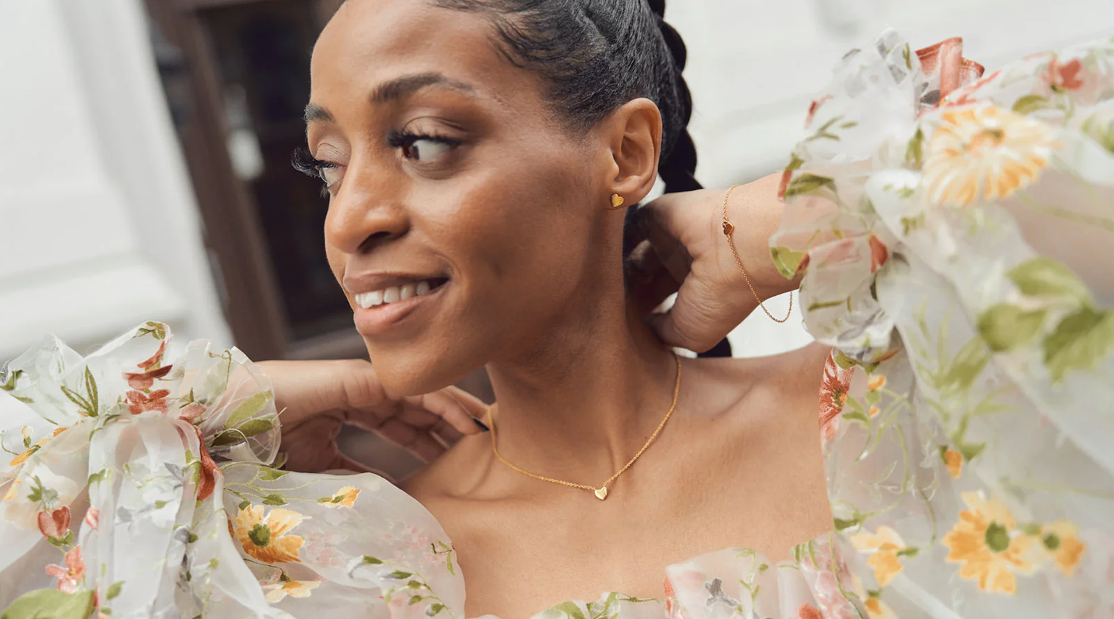 Symbol för frälsning, hjärtformat smycke med inristat kors