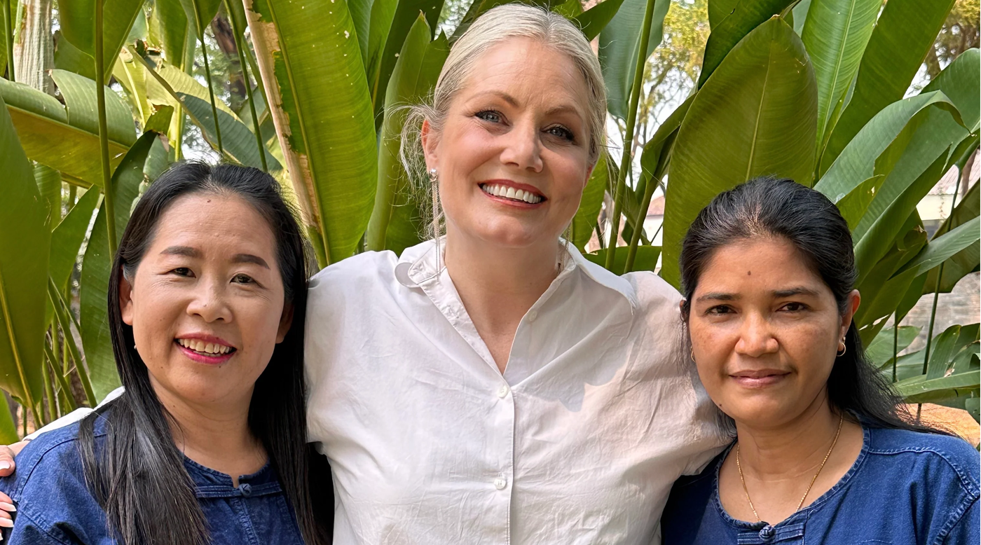 Caroline möter två kvinnliga hantverkare vid smyckestillverkningn